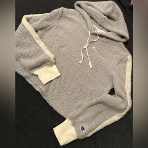 Champion fuzzy grey Pullover + matching shorts